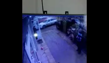 Dos hombres logran salvar una niña de 5 años cuando cae de un 5to piso
