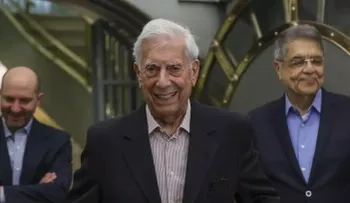 Vargas Llosa recibe el alta y "ya está recuperado" de la covid-19