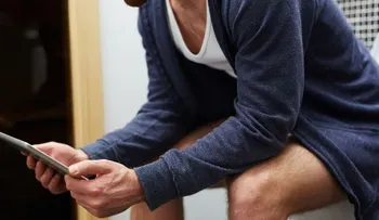 Se le salieron los intestinos tras durar más de media hora con el celular en el baño 