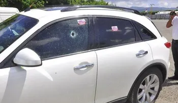 Un hombre celoso le entra a tiros a la yipeta de su mujer 