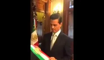 Enrique Peña Nieto deja caer la banda presidencial y recibe la burlas 