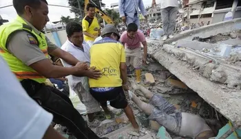 Rescatan a 3 pasaron 32 horas atrapados entre escombros tras sismo en Ecuador