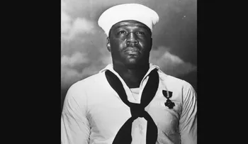 Marina de EE.UU. evalúa renombrar portaviones que honraría a héroe negro de Pearl Harbor, según fuentes