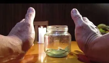 Monedas y hojas de laurel debajo de tu cama, para conseguir dinero