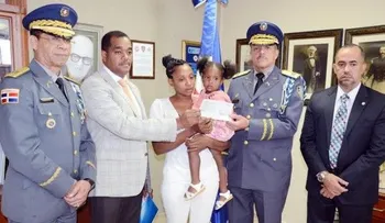 Entrega RD$700 mil a familia de raso ultimado en barrio Capotillo