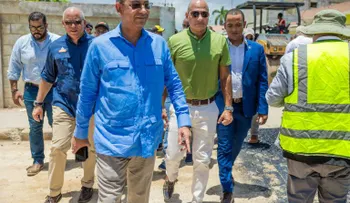 Ministro de Obras Públicas supervisa trabajos de asfaltado en San Pedro de Macorís