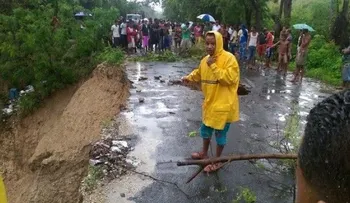 Lluvias inundan viviendas y calles e interrumpen tránsito Barahona-Pedernales