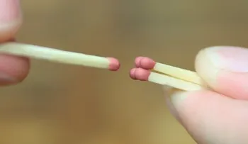 ¿Cómo encender un fósforo si no tienes la caja?
