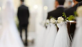 Matrimonio que conmociona: Profesora de 40 se casa con su alumno de 15