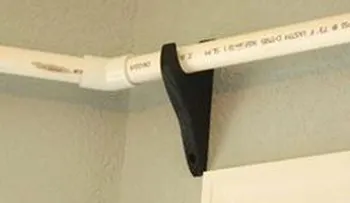 Ella cuelga tubos en el pasillo y usa un aerosol de pintura? ¿El resultado final? ¡LINDISIMO!