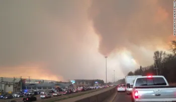Un incendio forestal obliga a evacuar a toda una ciudad en Canadá