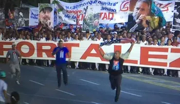 Detienen opositor cubano irrumpió con bandera EEUU en un desfile encabezado por Raúl Castro 