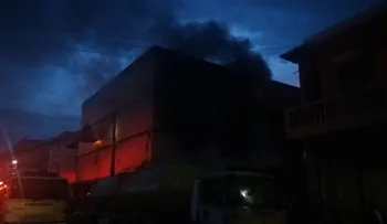 Bomberos buscaban sofocar fuego en Hiper Uno