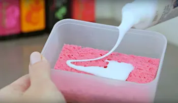 Basta aplicar un poco de cola blanca a una esponja, ¡y lograrás evitar el caos en tu casa!