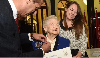 Al borde de los 95, una mujer se recibió de licenciada en Química
