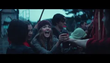 Campaña de Navidad de Coca-Cola invade una comunidad de Oaxaca (VIDEO)
