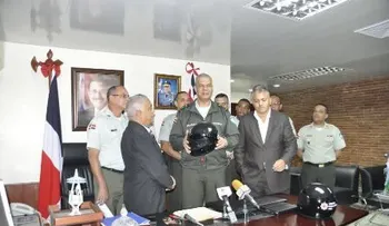 Asocivu se suma a campaña prevención accidentes; dona 100 cascos protectores
