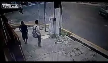 Un estudiante recibe un disparo en la cabeza al huir de un ladrón (VIDEO BRUTAL)