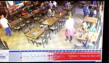 Cámaras "cazan" a un "fantasma" moviendo las sillas de un restaurante
