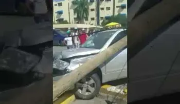 Dos jóvenes perseguidos por la PN estrellan yipeta contra un poste de luz