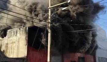 Incendio afecta varias tiendas en la avenida Duarte
