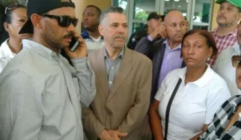 Excandidatos a alcaldes en SDE penetran a la fuerza al Tribunal Superior Electoral