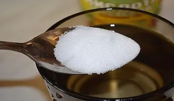 Coloqué un vaso con agua, sal y vinagre en la casa: Lo que descubrí me dejó en shock...