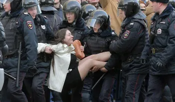 Patos, protestas y zapatillas: ¿por qué protestan los jóvenes de Rusia?