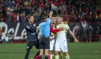 Escándalo en el fútbol mexicano: Pablo Aguilar agredió a un árbitro y le costaría un año de sanción