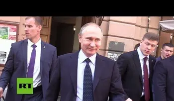 Putin fue besado por una turista en una céntrica calle de Moscú (VIDEO)