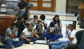 Le tiran gas pimienta a jóvenes que demandan investigar a Danilo, Hipólito y Leonel.