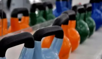 Prevenir la depresión y mejorar el estado de ánimo, entrenando con pesas