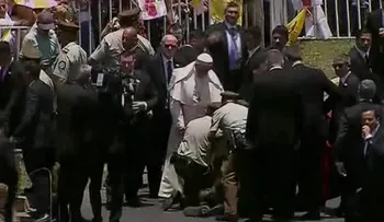 El gesto del papa Francisco: Se baja de su papamóvil para ayudar a una policía herida