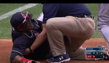 Juan Uribe recibe pelotazo en los ¨timbales´´ (VIDEO)