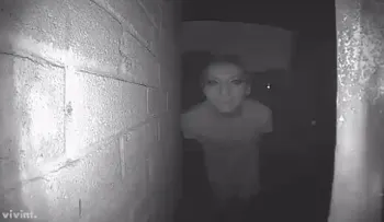 Desaparece tras publicar en la Red esta foto de un extraño en la puerta de su casa