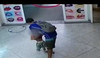 Una pareja abandona a su hijo en un centro comercial
