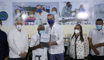 Presidente Abinader encabeza mayor acto de entrega certificados de títulos con más de 3,000 en Hato del Yaque, Santiago