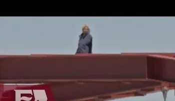 Mujer se lanza de un Puente (VIDEO)