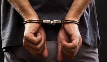 Apresan hombre y persiguen otros dos por estafa con cheque falso