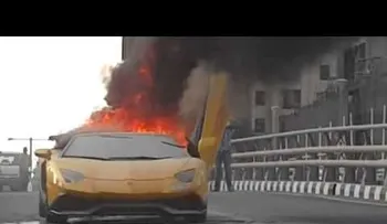 Joven fantoche con su Lamborghini acaba quemado (VIDEO)