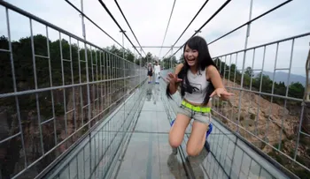 China abre un terrorífico puente con piso de cristal sobre un precipicio