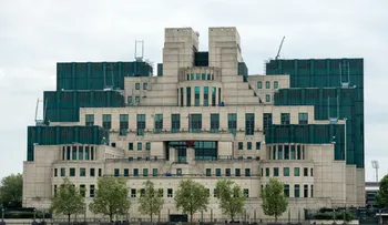 La más reciente revelación del Servicio de Inteligencia Británico: ¡Q es una mujer!