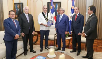 Abinader recibe Medalla de Valores Democráticos Fernando Belaunde Terry