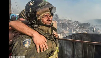 Este bombero chileno vio cómo su casa desaparecía por las llamas, pero siguió trabajando