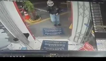 La Coca-Cola puede ser mortal: Vigilante casi mata a un comprador 'armado' con una botella