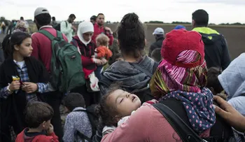 Una niña alemana comparte sus dulces con una menor refugiada (Conmovedor VIDEO)