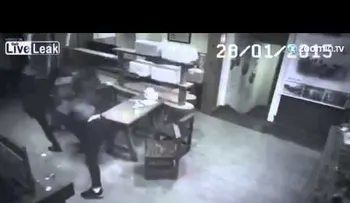 Los tres hombres noqueados por una mujer