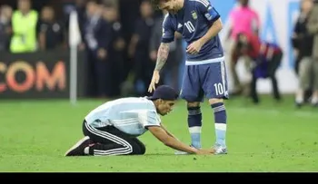 Lo que no mostró la televisión: el fan que se arrodilló ante Messi
