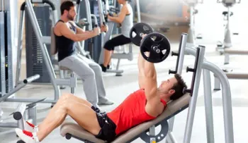 ¡Cuidado! Ejercicios del gimnasio con los que sólo estás perdiendo el tiempo