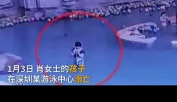 Un niño se ahoga en la piscina mientras su madre mira el teléfono (FUERTE VIDEO)